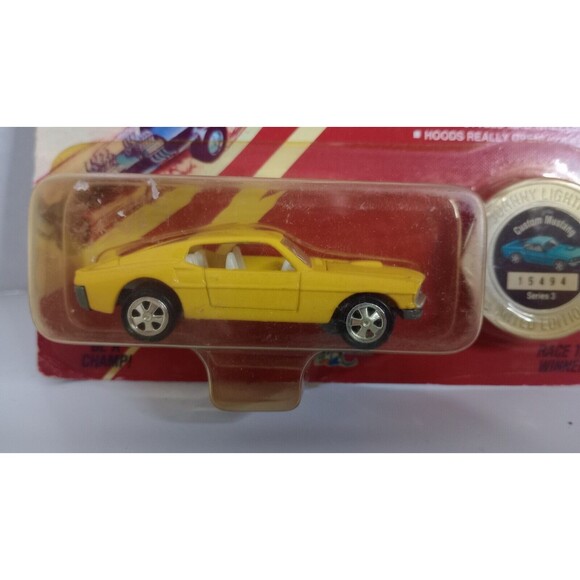 Johnny Lightning The Challengers Custom Mustang Yellow 1:64 Series 3 - Picture 2 of 7